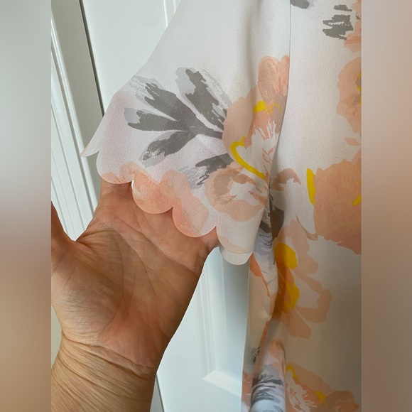 Banana republic floral short sleeve top with scallop sleeves - Picture 2 of 4